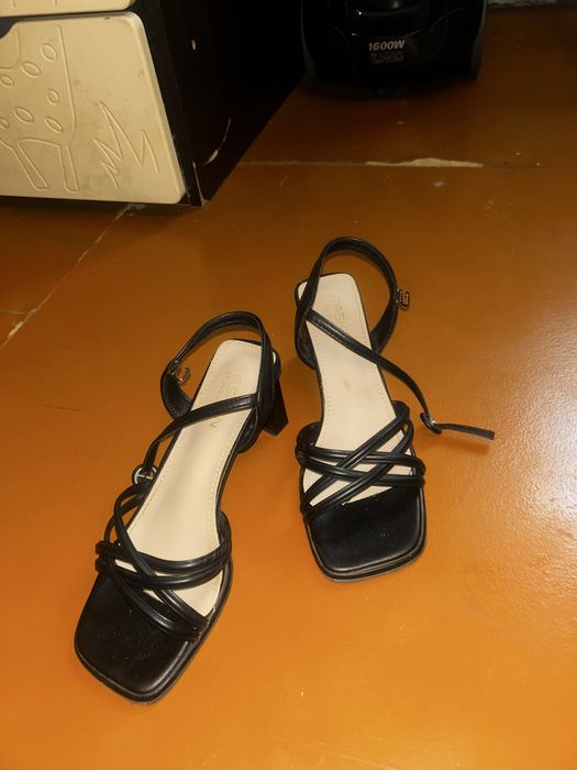 Открытые туфли на каблуке