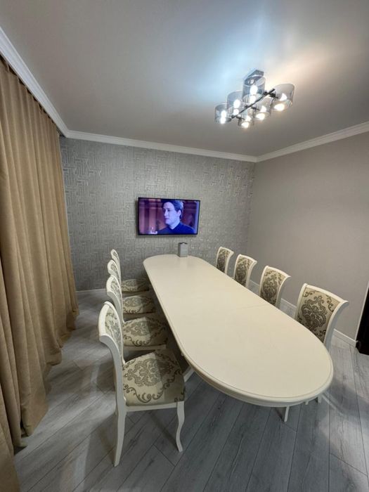 Стол, стулья, сервант