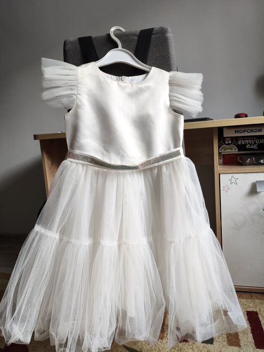 продам платье нарядное для девочки