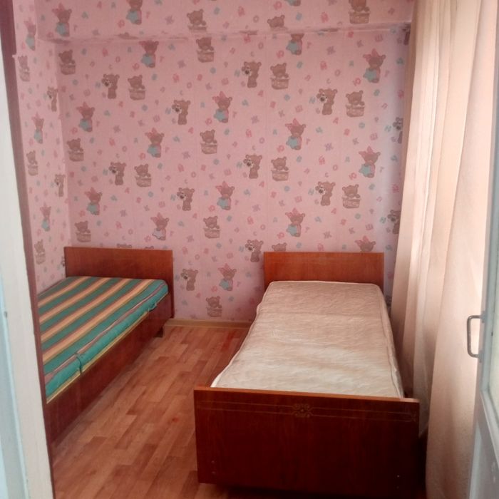 Сдам двухкомнатную в центре.