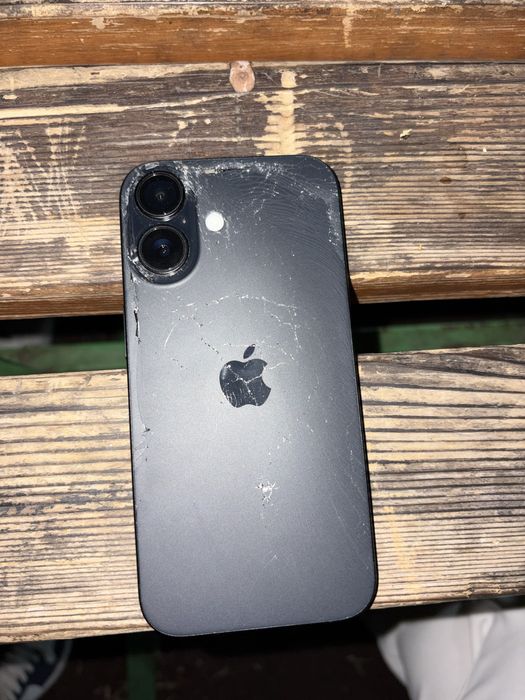 Iphone 16,задняя панель сломана немного