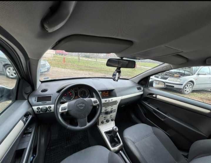 Продавам лек автомобил