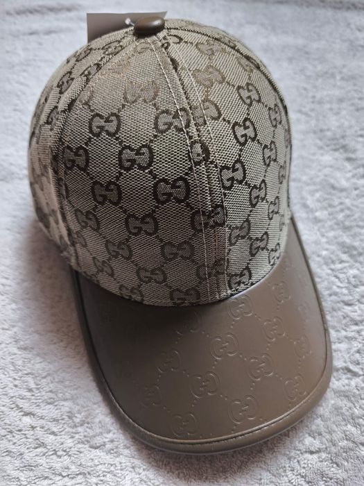 Шапки различни модели и цветове