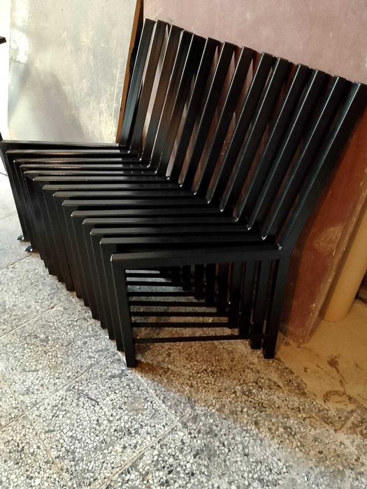 Метални крака за пейка или стол.