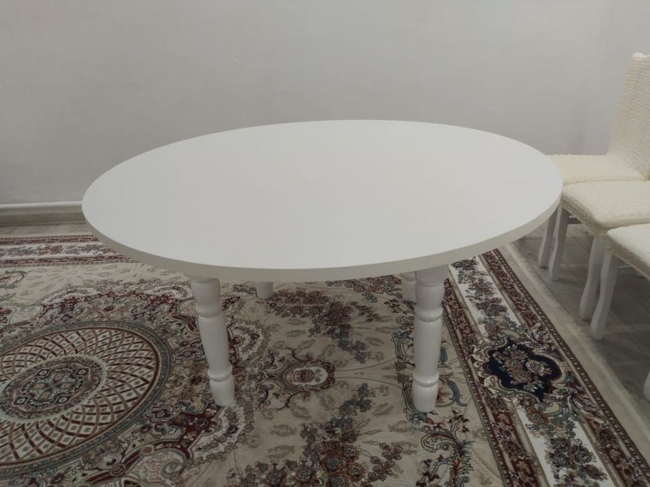 Круглый стол с высокими ножками