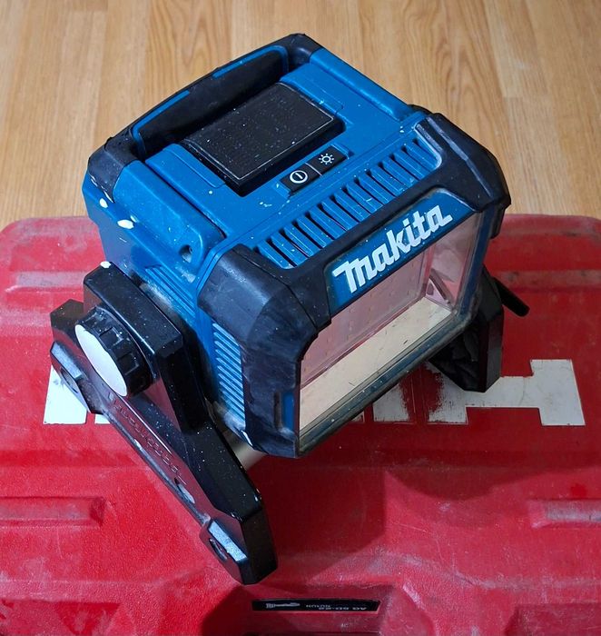 Makita DML 811 прожектор