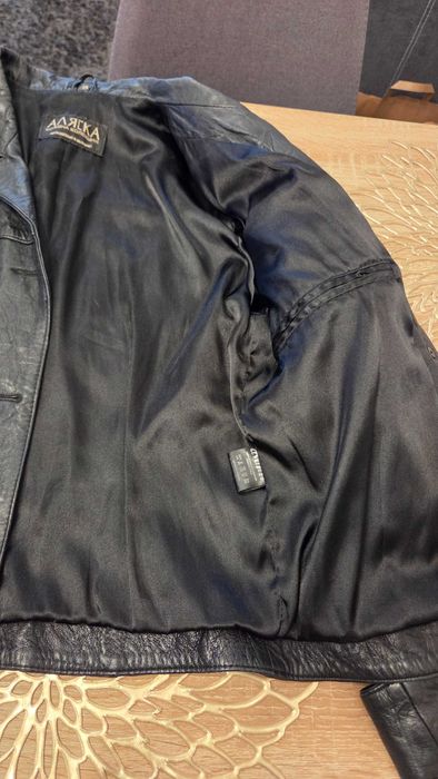 Дамско кожено яке запазено.