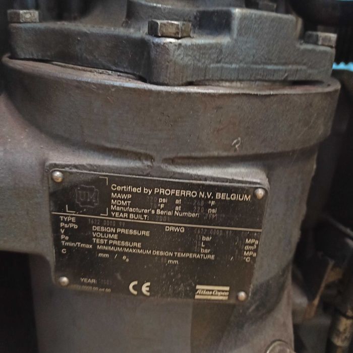 Vând compresor industrial