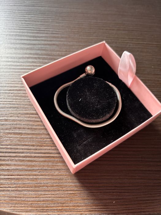 Vând brățară Pandora