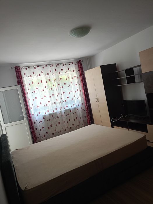 Închiriez apartament