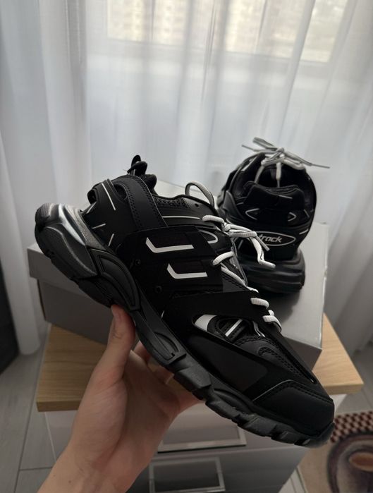 Adidași BALENCIAGA la reducere