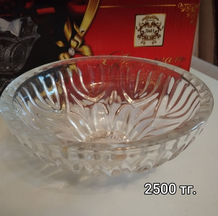 Продаются чайные наборы, разная посуда.