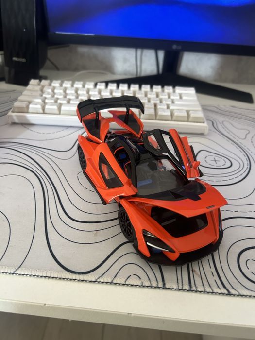 Игрушечная машинка металическая
