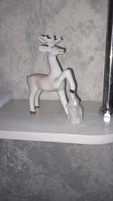 Фарфоровая статуэтка Олень серебряное копытце.