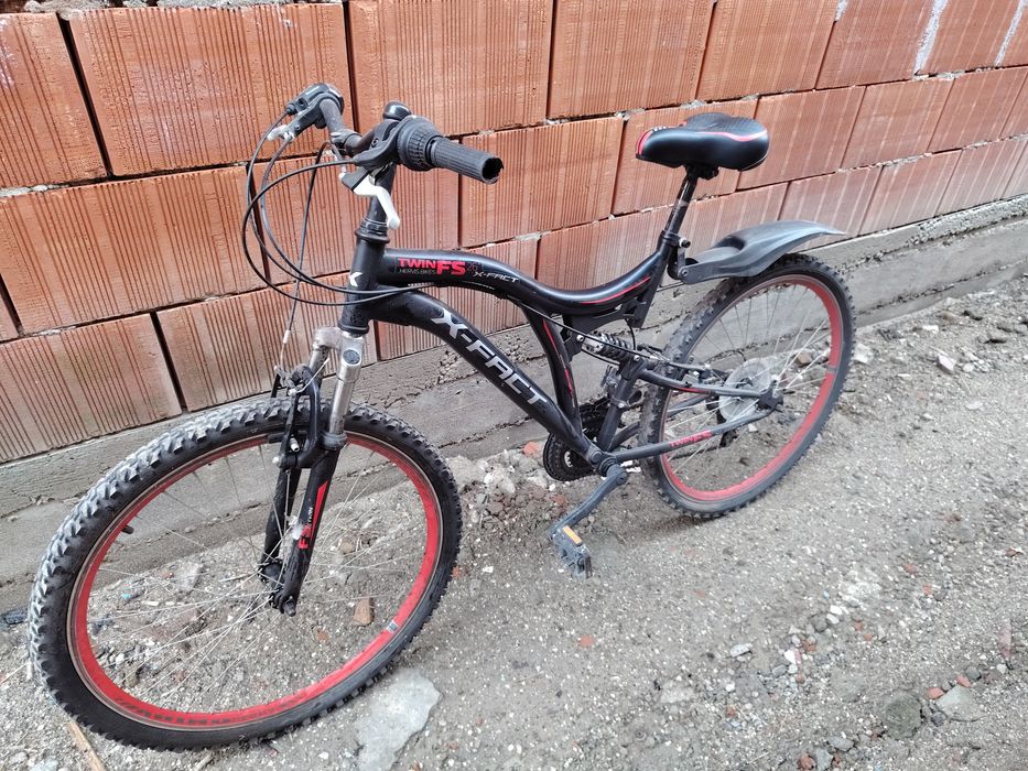 Vând bicicleta cu suspensii  aproape că noua