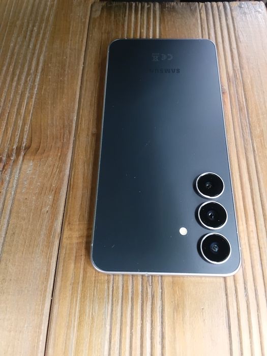 Samsung S25 FE, Гаранция, подаръци