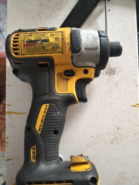 Autofilentanta DEWALT cu impact defecta butonul așa mi sa spus la un s