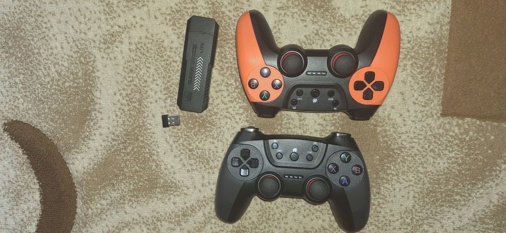 Consola de jocuri cu doua controlare