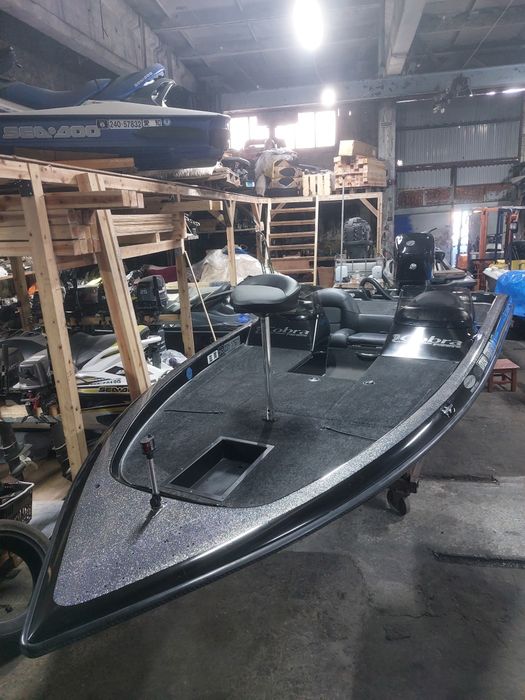 Лодка Cobra basboat