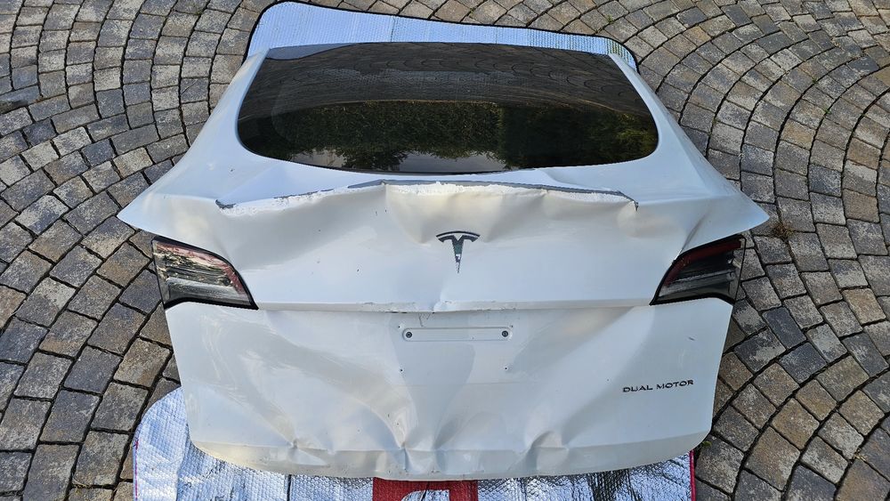 Заден капак оборудван Тесла Модел Y Tesla model Y задно стъкло стопове