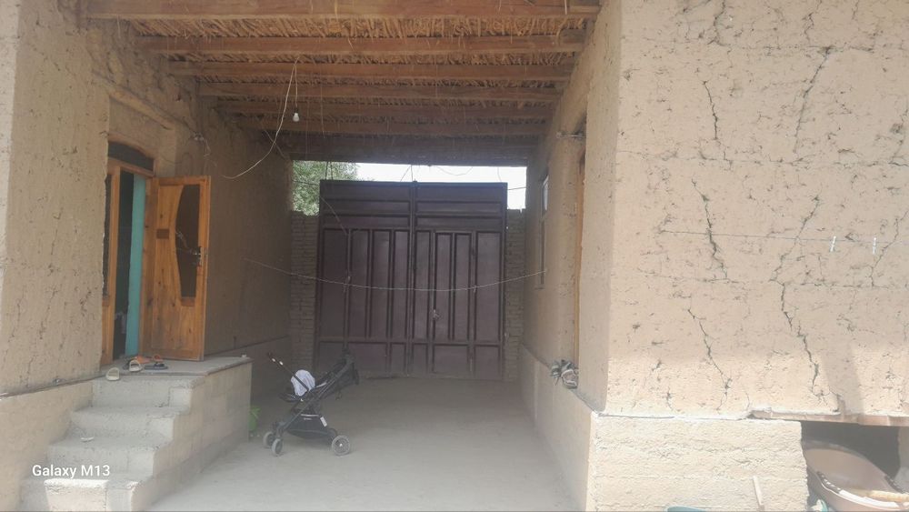 Karmana tumanida hamma qulayliklarga ega hovli sotiladi