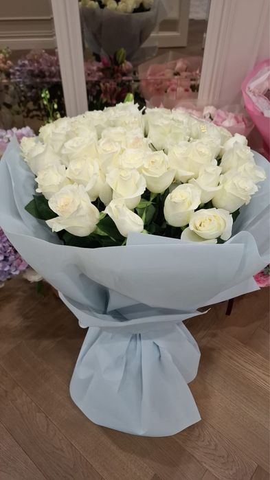 Свежий букет белых роз