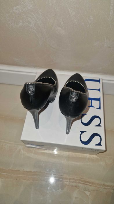 Елегантни обувки на ток GUESS