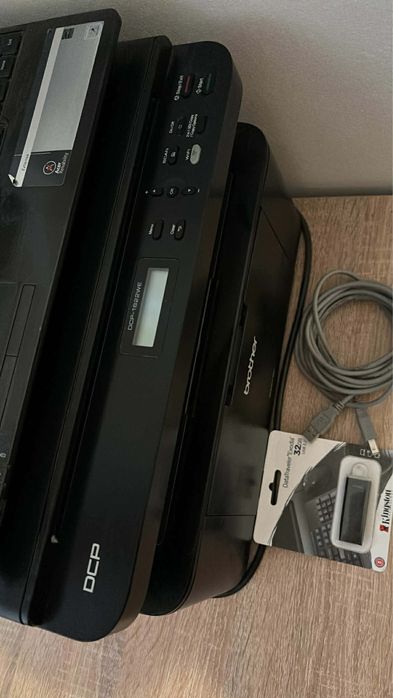 Принтер Brother и лаптоп Acer