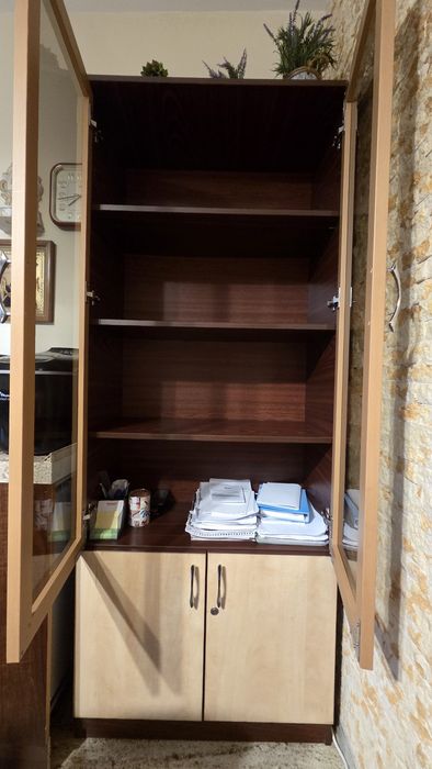 Vitrină / Dulap elegant cu uși din sticlă (Wenge și nuanțe deschise) - Stare foarte bună