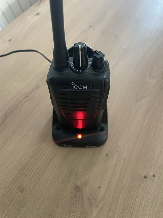 Statie icom  IC-F3002