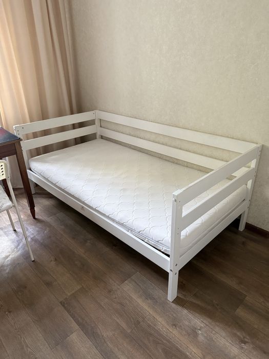 Детская кровать с матрасом