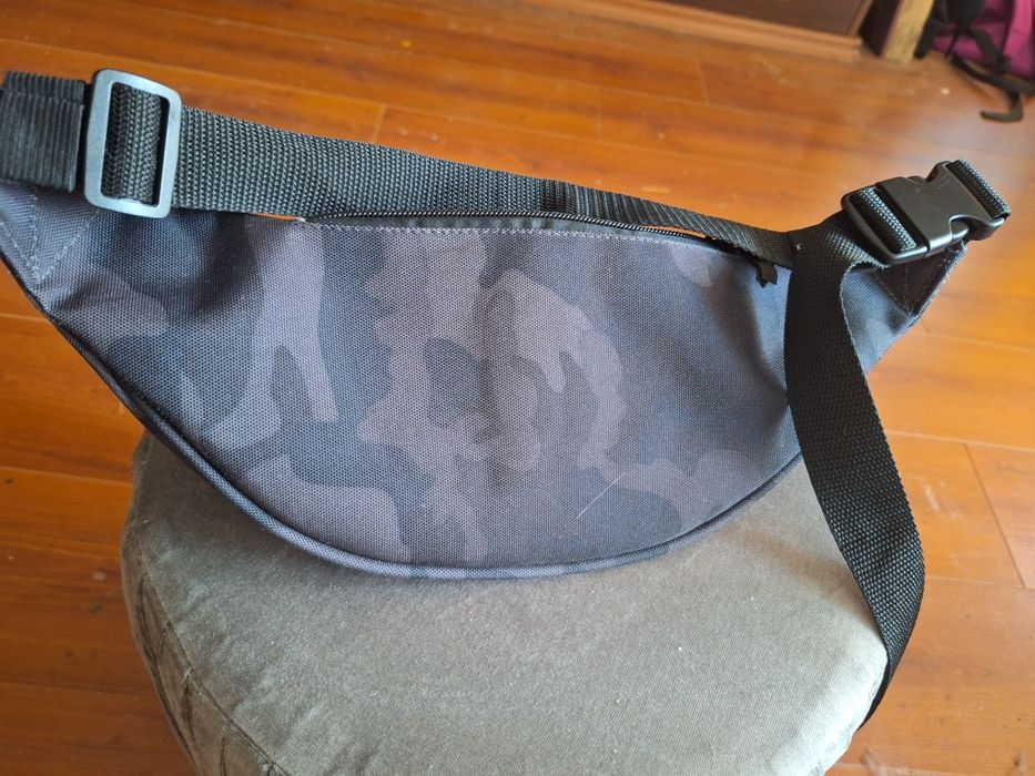 Камуфлажна чантичка за кръста с бродирано лого