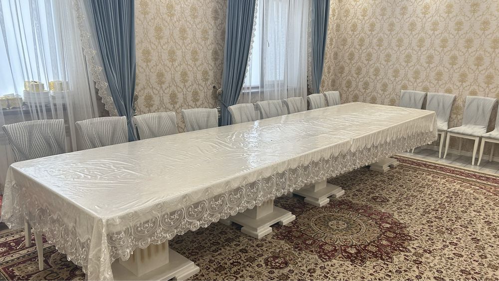 Стол и стулья для зала