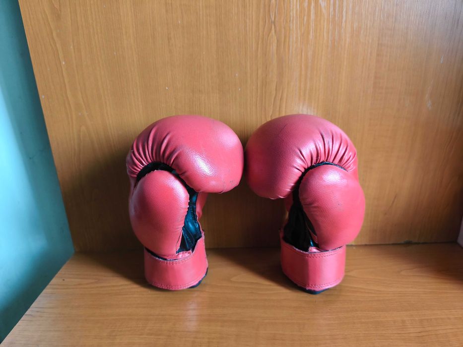 Продавам боксови ръкавици