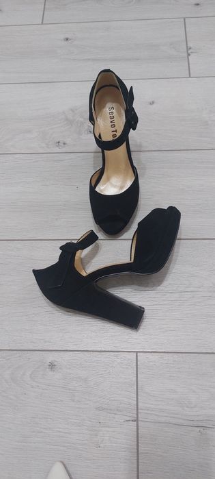 Продам замшевые босоножки.