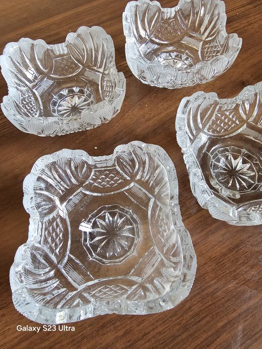 Продаётся  хрустальная  мини  вазочка 5 штук