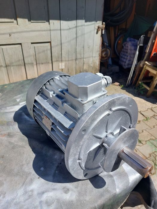 Vând motor trifazic cu flanșe de  4.5 KW  roti de 940