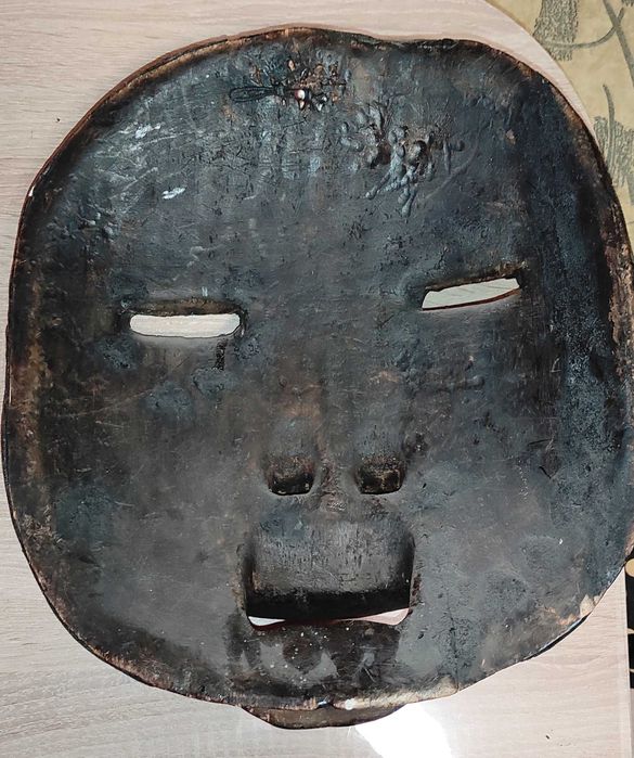 Старинни дървени маски с апликации от Конго.Цената е за двете.