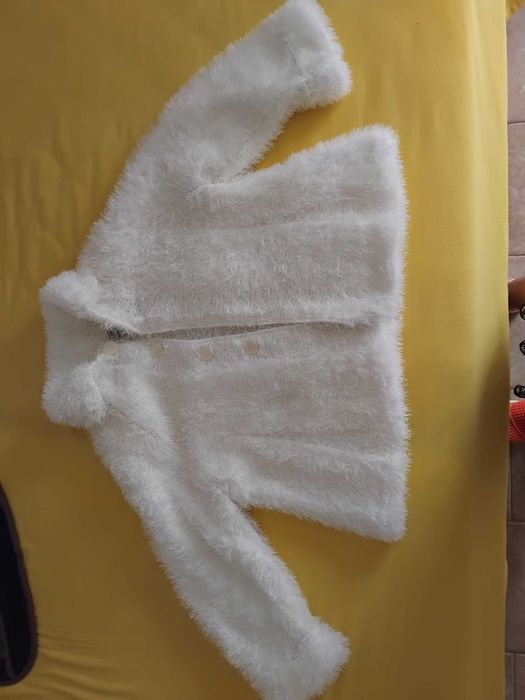 Дамска плетена жилетка бяла