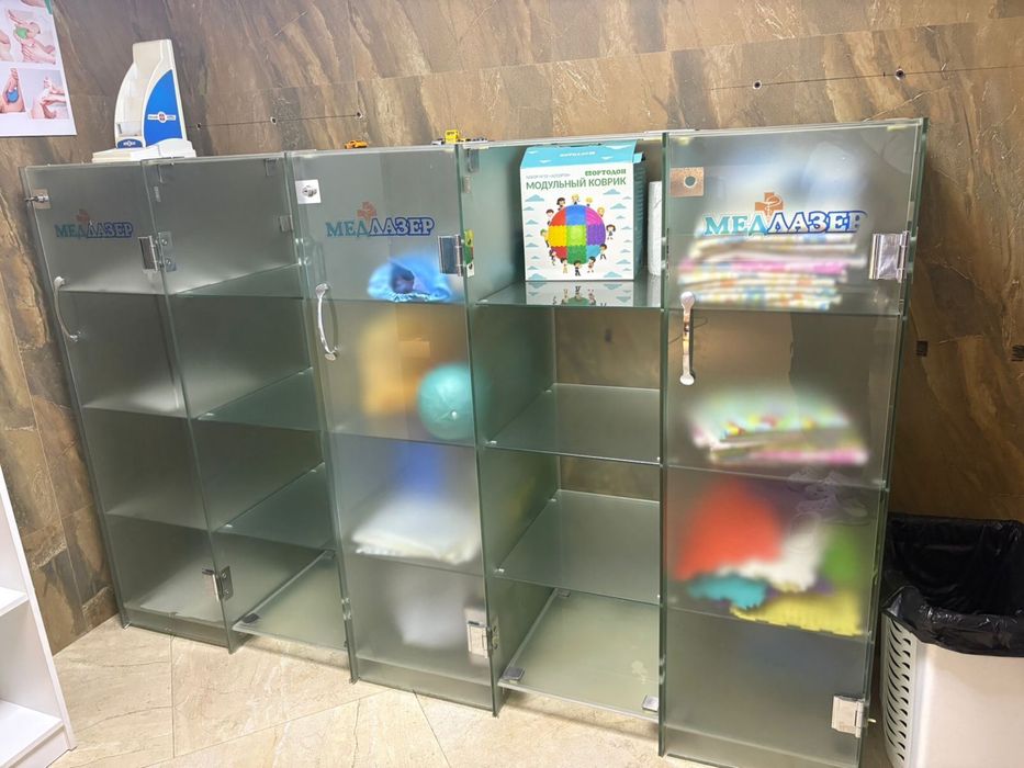 Стеклянный шкафчик