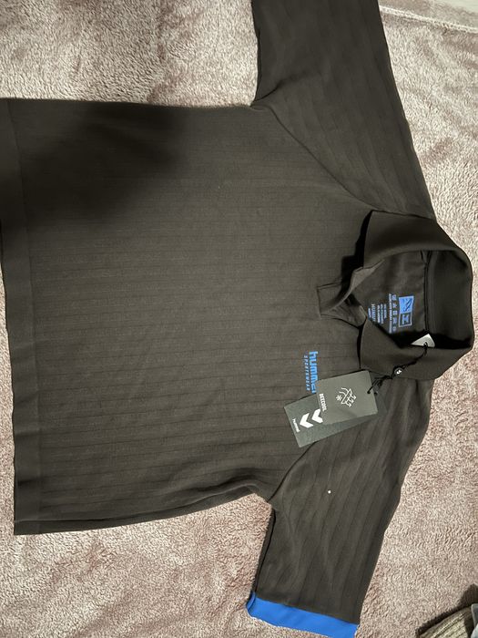 Това е кафява тениска Hummel с технология BeeCool.