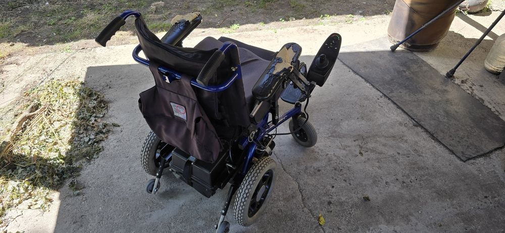 Vand scaun pentru persoane cu dizabilități electric