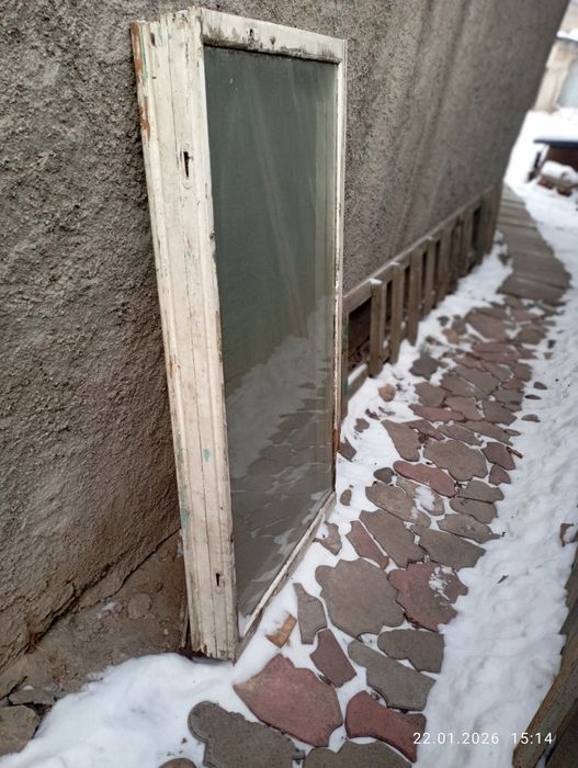 Доски, дрова, пенопласт.