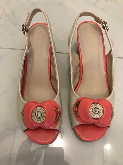 Кокетни лачени сандали на ниско токче в бежово и цвят корал