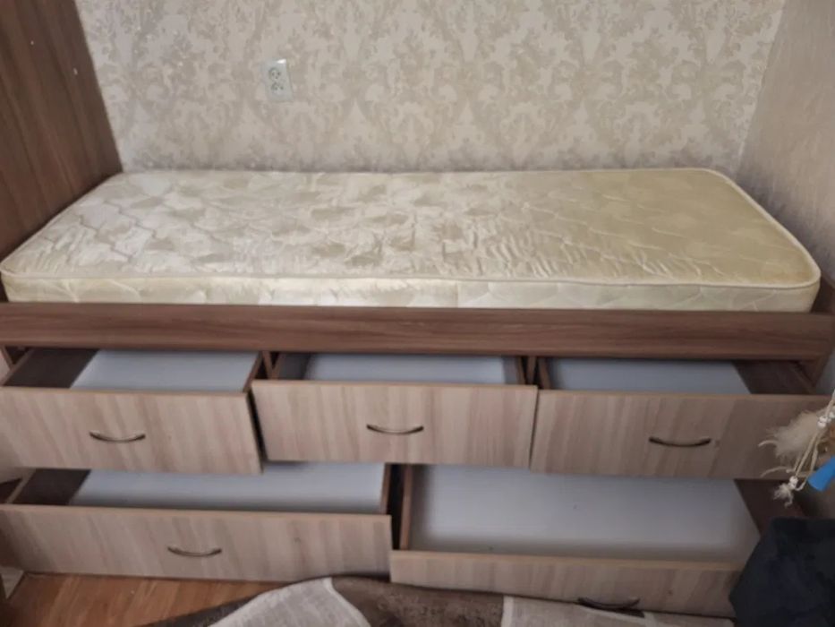 Продам кровать с матрасом