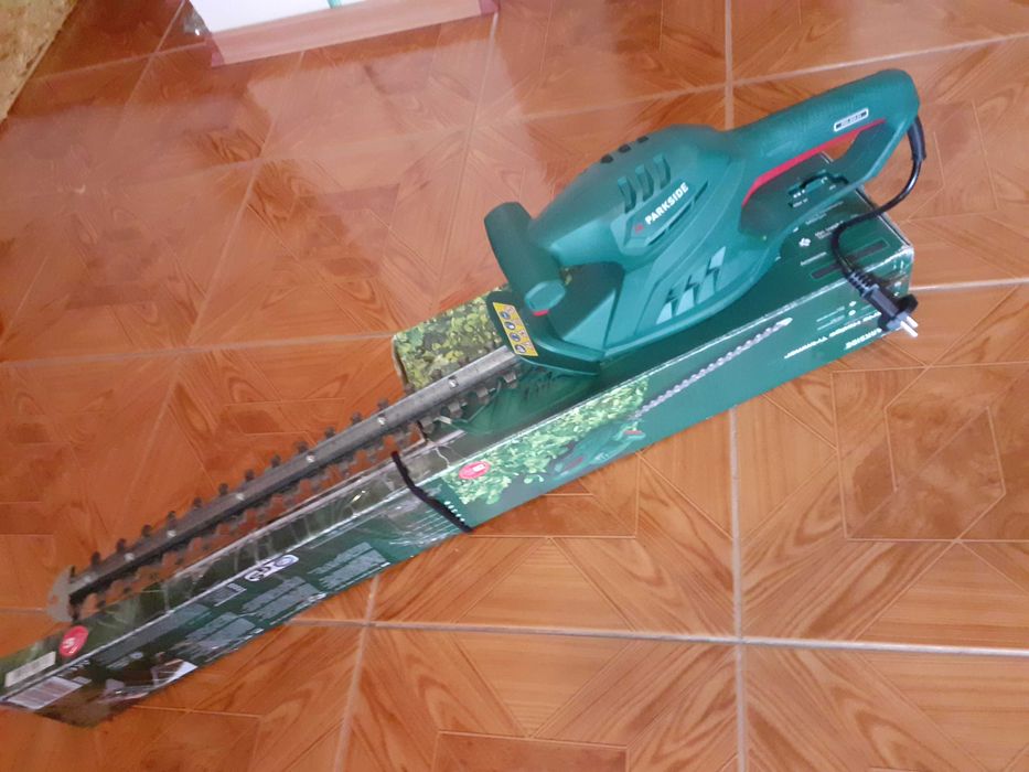 Foarfeca electrica Parkside de tuns gard viu
