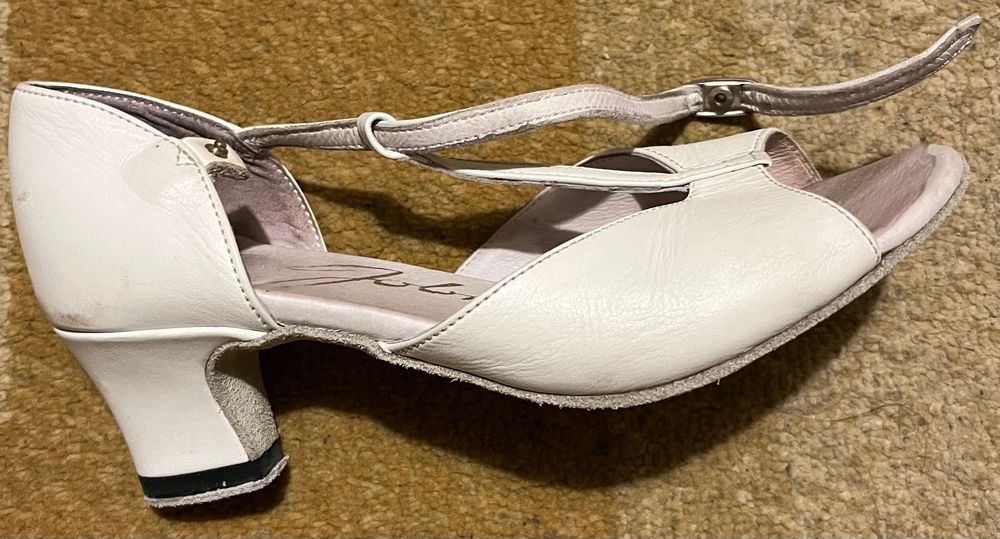 Детски обувки с токче за латино танци