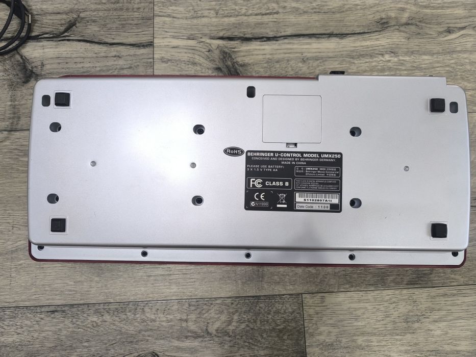 Миди клавиатура Behringer 25