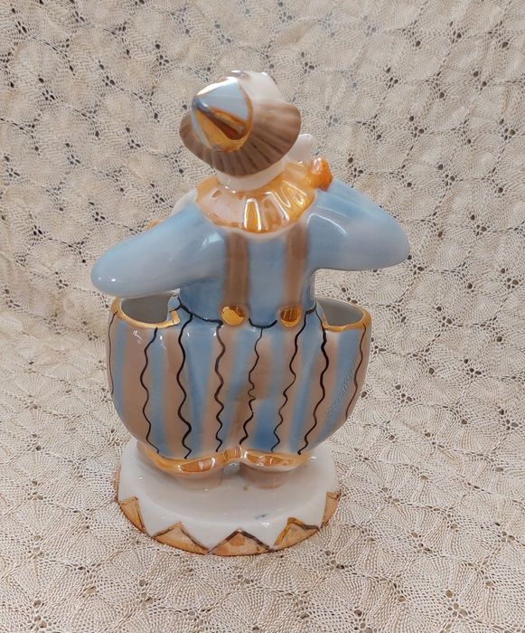 Статуэтка карандашница