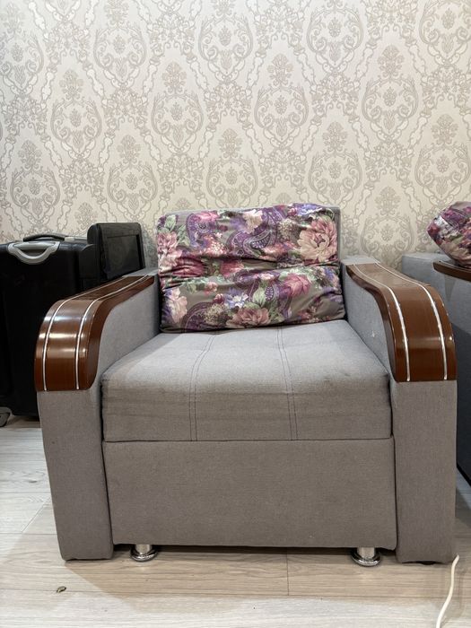 Диван для зала хорошем состояний